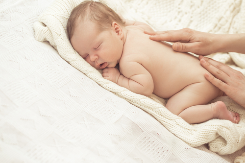 Massage bébé pour l'endormissement et le sommeil
